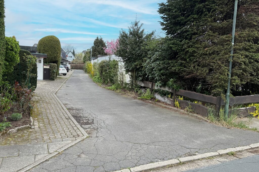 Straßenansicht südlich