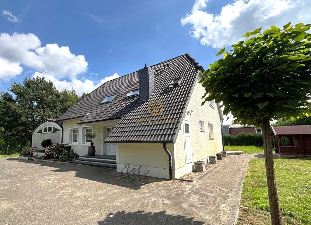 Wohnhaus mit Auffahrt