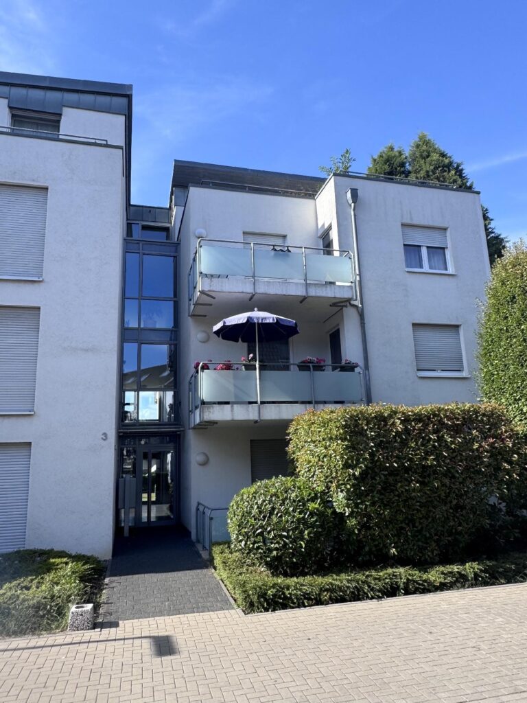 Hauseingang mit Blick Dachterrasse
