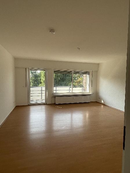 Wohnzimmer mit Balkon
