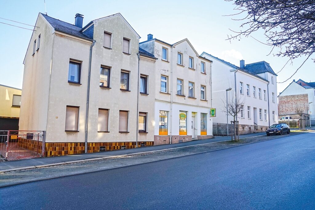 Straßenansicht links