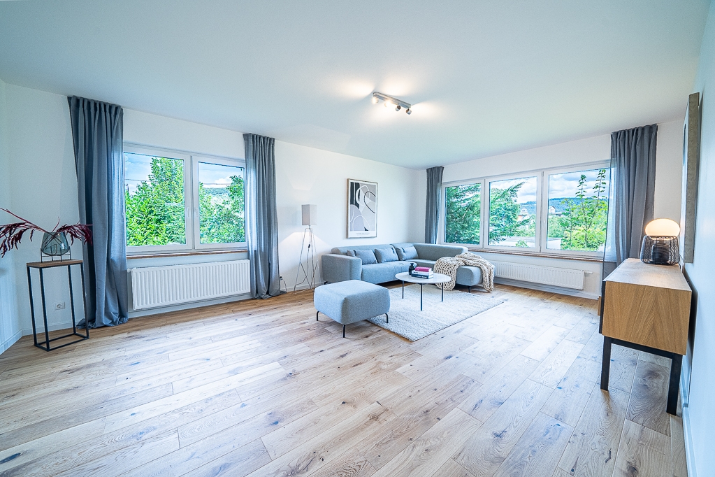 Wohnzimmer mit Balkon