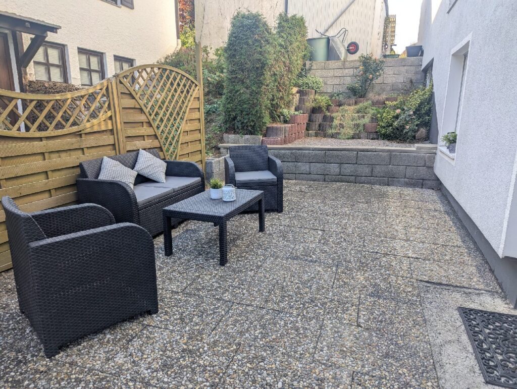 Terrasse mit angrenzendem Hochbeet
