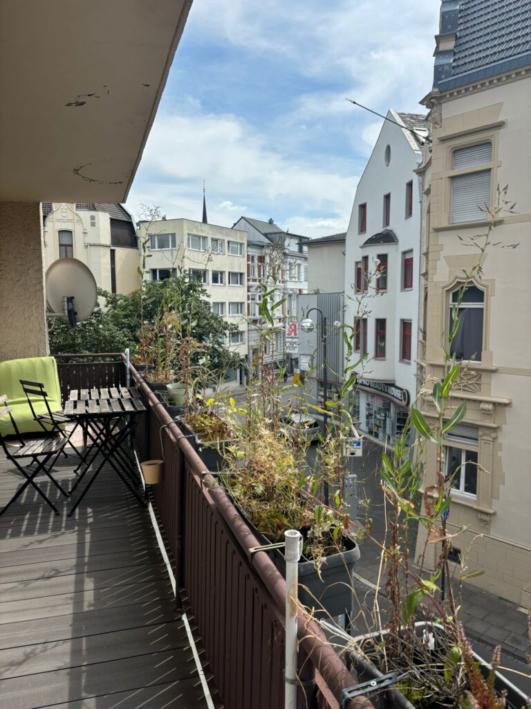 Balkon mit Blick in die Stadt