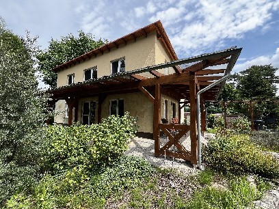 Haus Außenansicht auf überdachte Terrasse