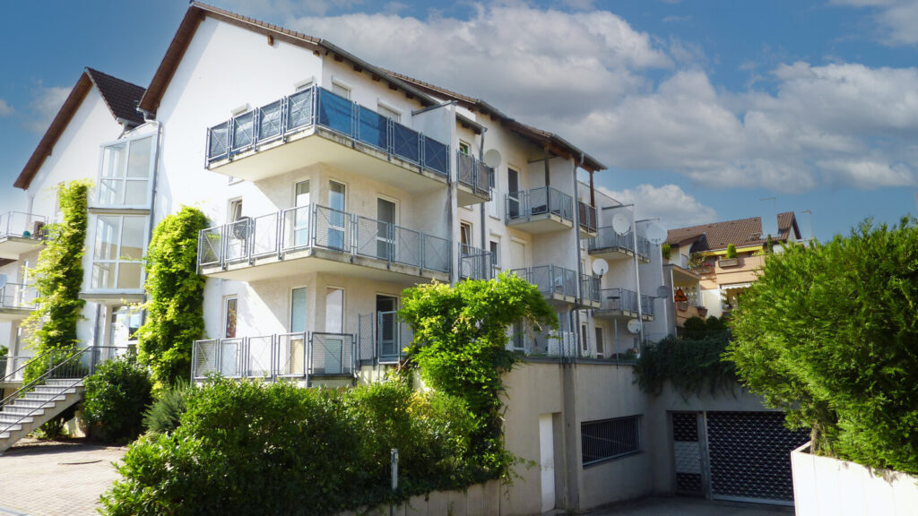 Hausansicht mit Tiefgarage