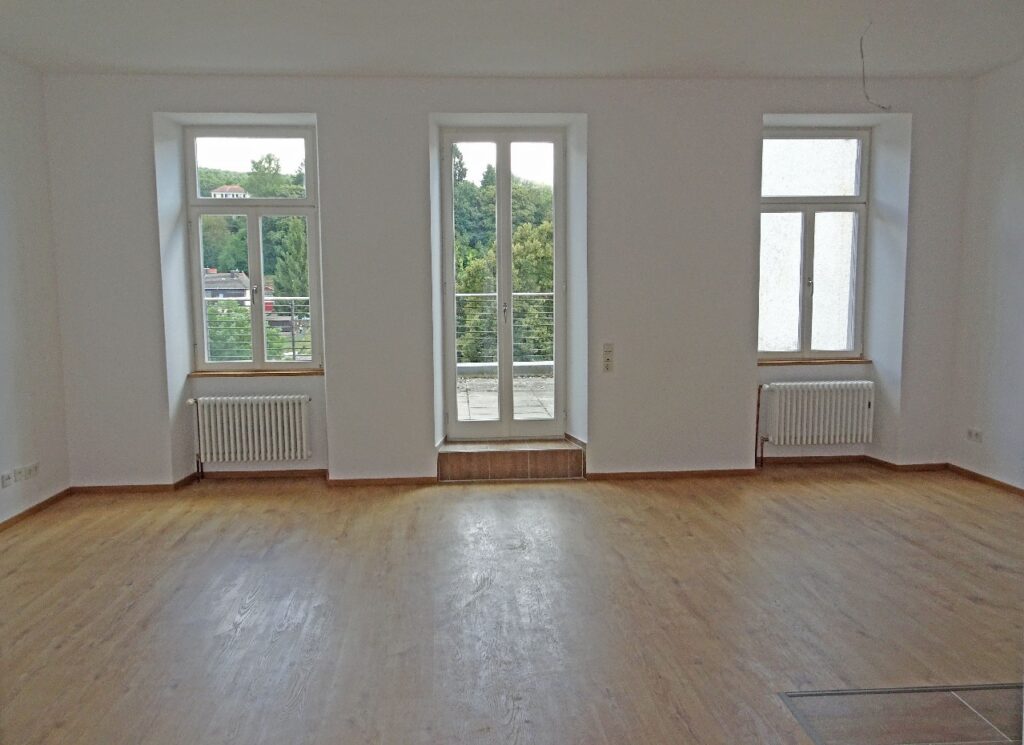 Wohnbereich mit offener Küche und Balkon