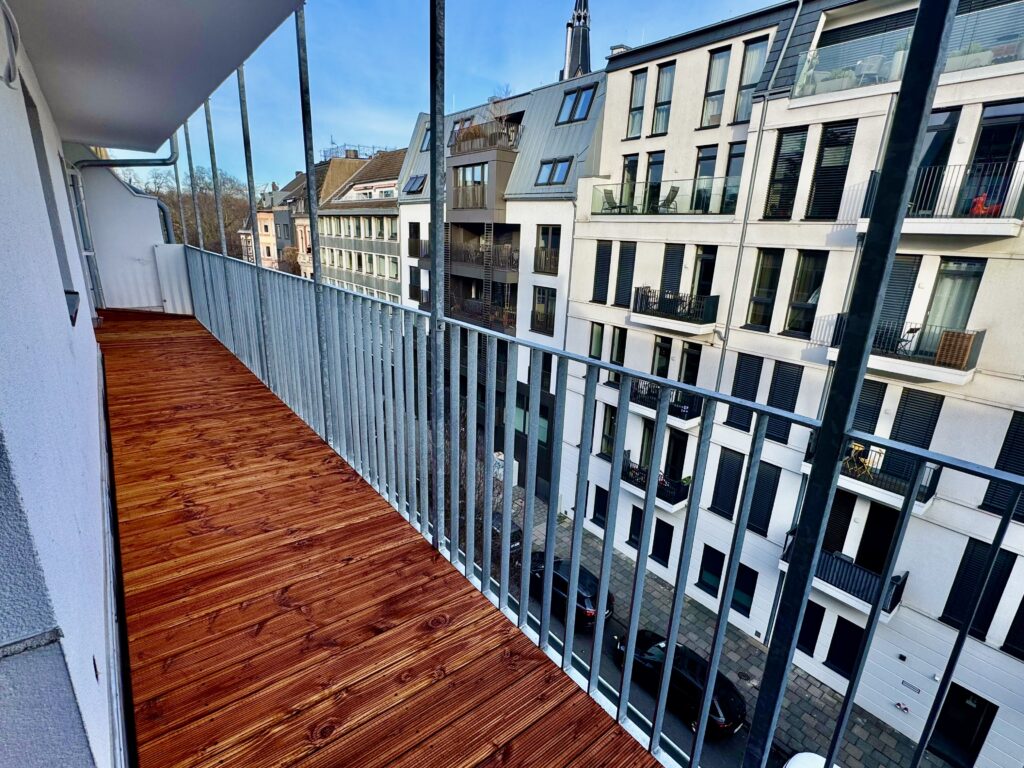 der große Balkon über die Hausbreite