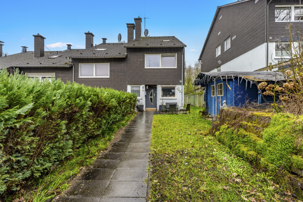 Hauseingang mit Vorgarten