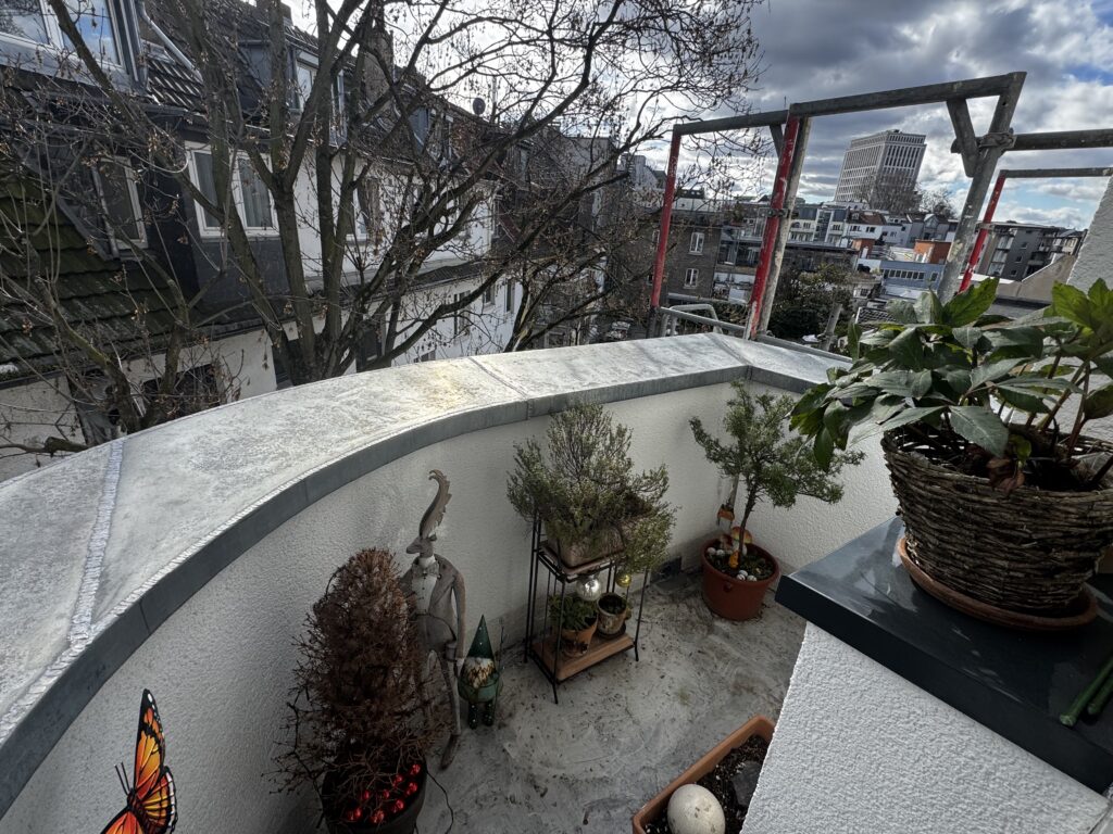 Süßer kleiner Balkon zur ruhigen Hofseite