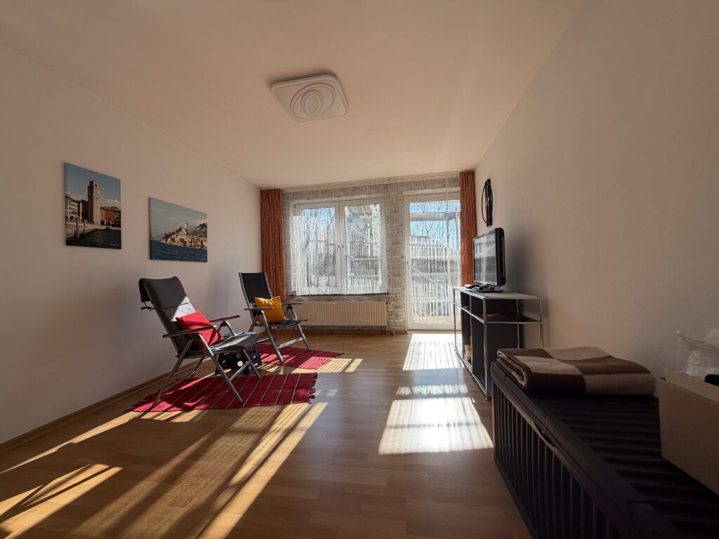 Wohnzimmer mit Balkonaustritt