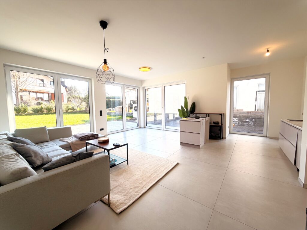 Wohnbereich mit angrenzender Terrasse