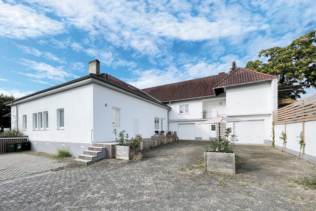 Haupthaus und Hofgebäude
