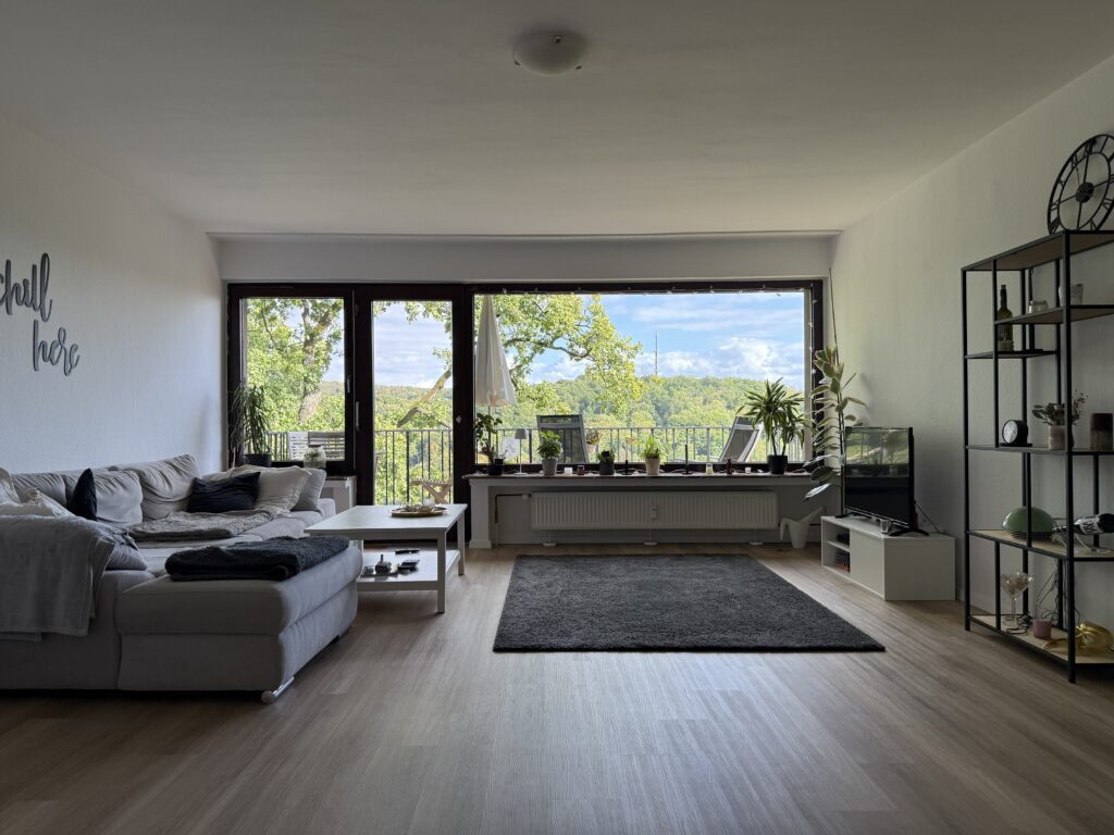 Wohnzimmer mit Balkon