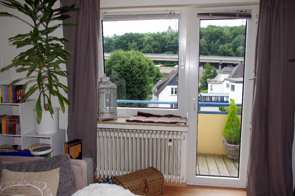 Wohnzimmer mit Balkonzugang