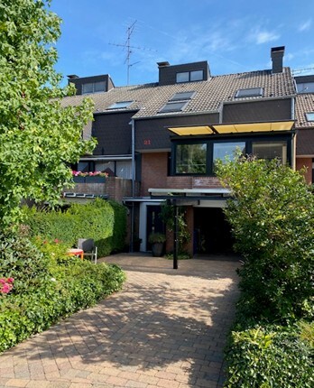 Frontansicht mit Carport 