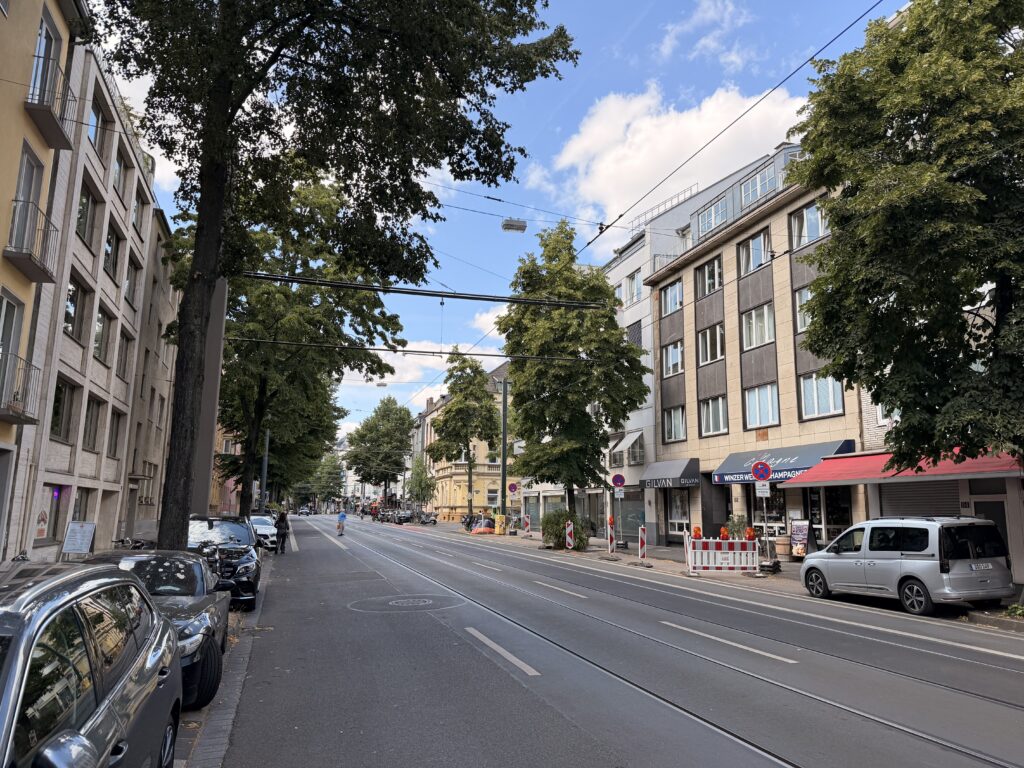 Verkaufsraum Blick zur Straße