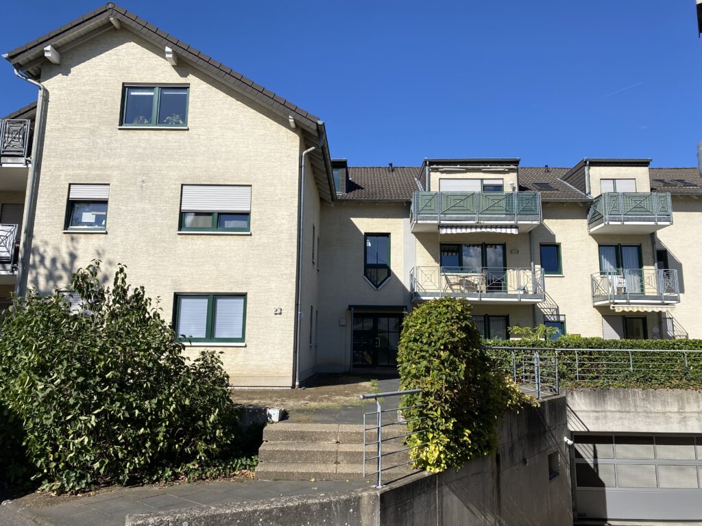 Gebäude und Tiefgaragenzufahrt