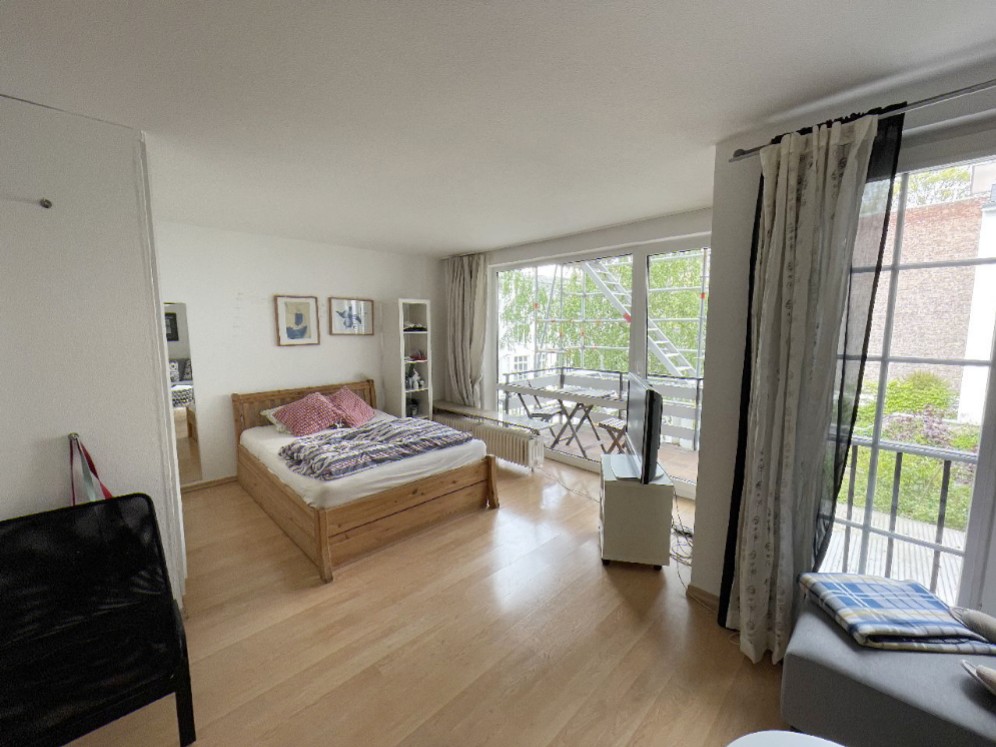 Blick in das Zimmer mit Balkon