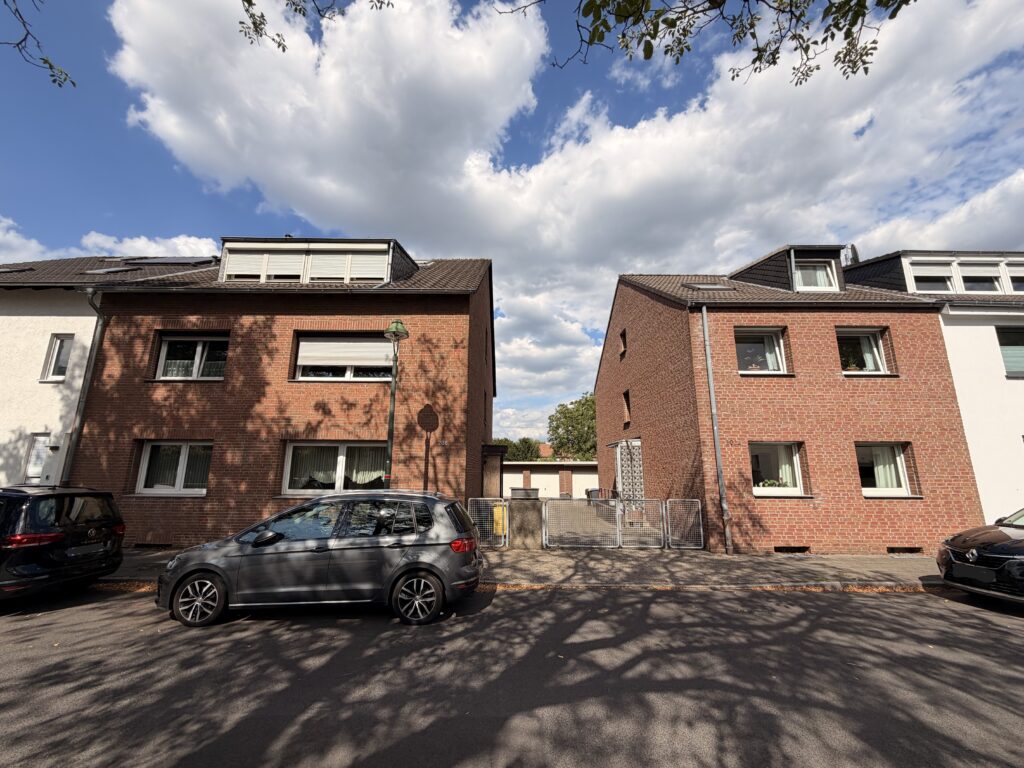 Hausansicht mit Zufahrt