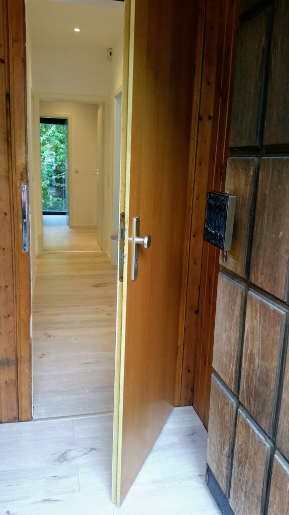 Haustür u. Eingang zur Wohnung EG