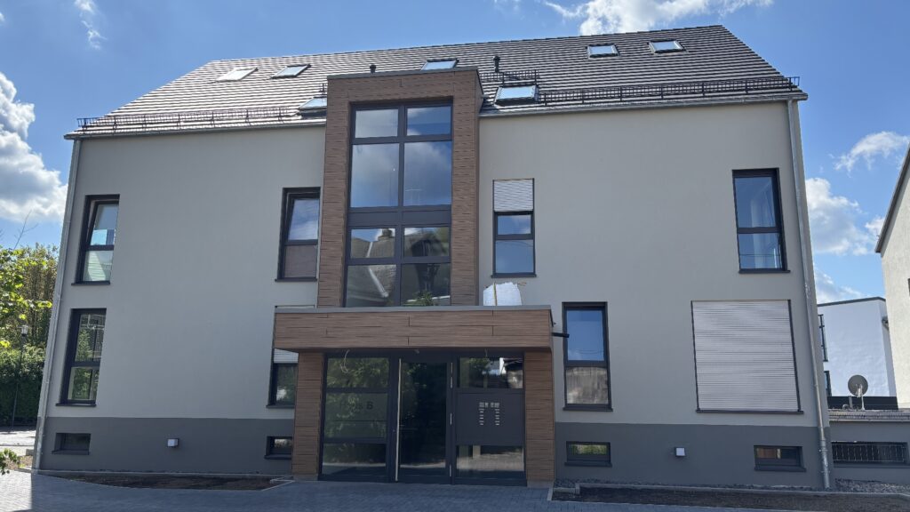 2 zusammenhängende Gebäude