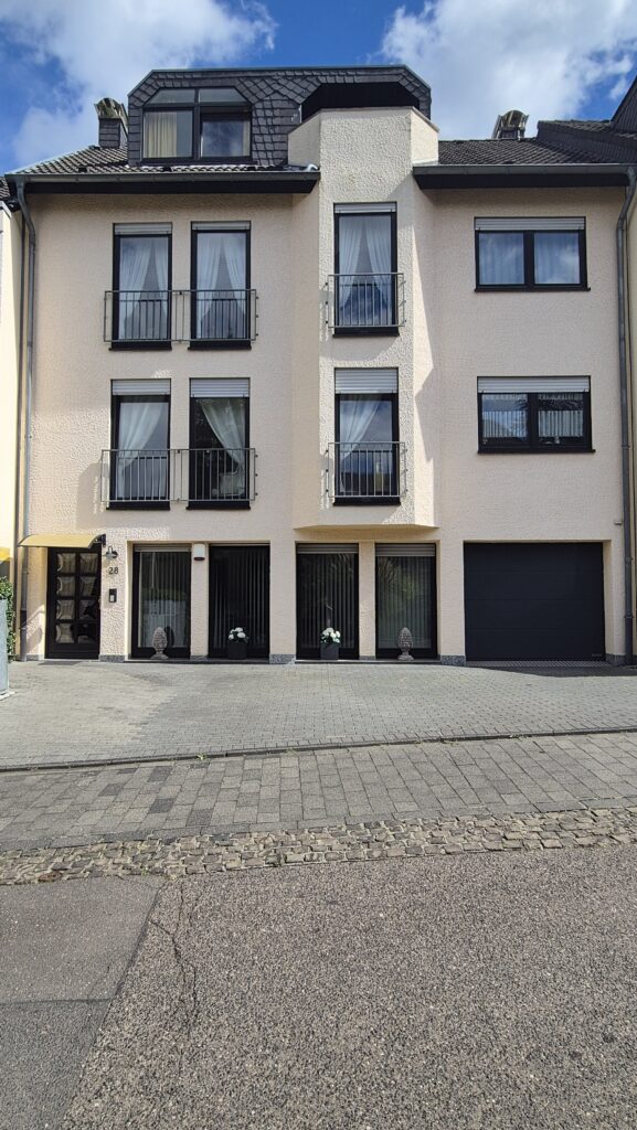 Strassenansicht - Parkplatz