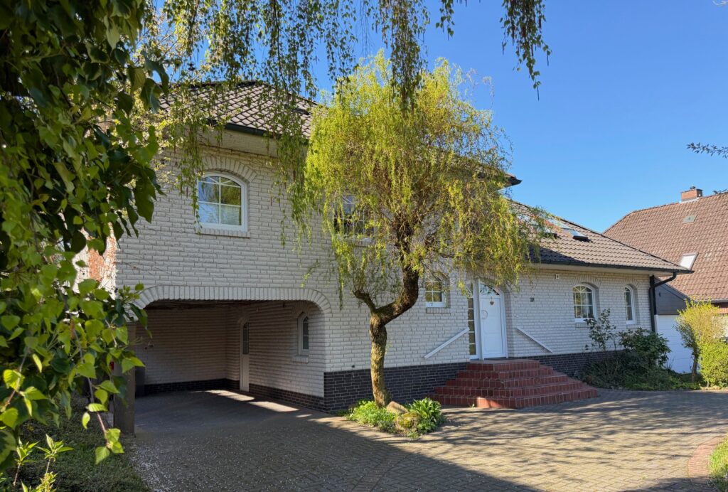 Vorderansicht mit Carport