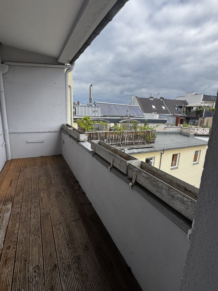 Blick vom Balkon nach hinten ...